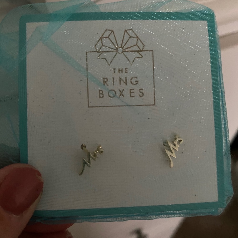 MRS gold earring from The Ring Boxes